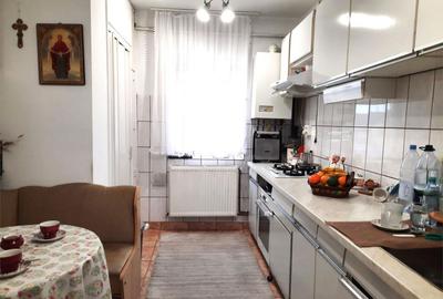Apartament 3 Camere decomandat Oituz Zona Ursus.