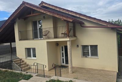Casă cu 4 camere cu Canalizare în Zăvoi