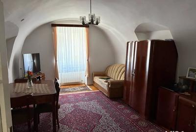 Casă cu 4 camere în Central - 2