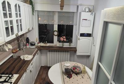 Apartament cu 3 camere semidecomandat, mobilat în Splai Bahlui