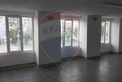 Spațiu comercial, de 120 mp, în Central - 6