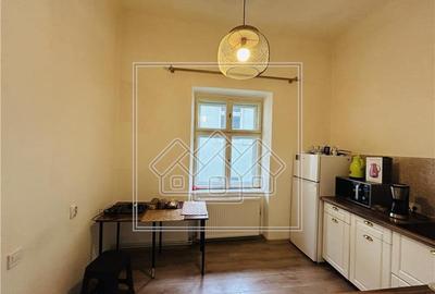 Apartament cu 3 camere semidecomandat în Central - 13