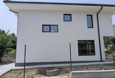 Casa individuala de vanzare,zona Roata Faget - 2