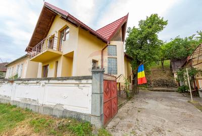 Proprietate compusa din doua case - zona linistita  155.000 euro - 3