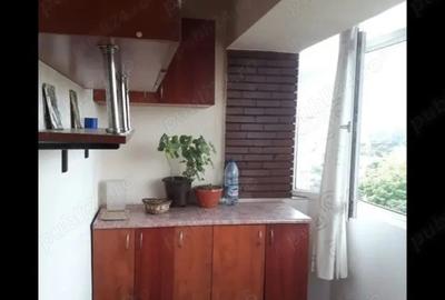 Vand apartament cu 3 camere, decomandat,cartier 1 Mai - 3