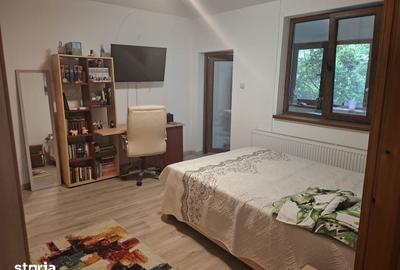 Casă cu 10 camere cu Teren 1200 Mp în Bucov - 4