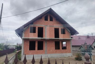Casa la rosu, 350 mp utili, zona Marginea