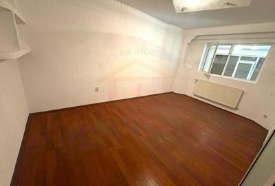 Apartament cu 3 camere decomandat în
