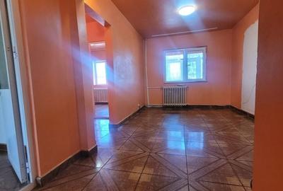 Apartament cu 3 camere semidecomandat în Inel II