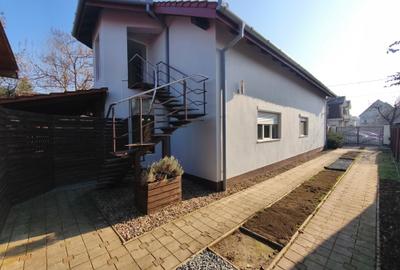 Apartament cu 3 camere semidecomandat, mobilat în Dumbrăvița