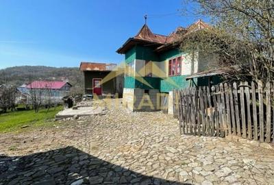 Casă cu 5 camere cu Teren 1990 Mp în Adunați