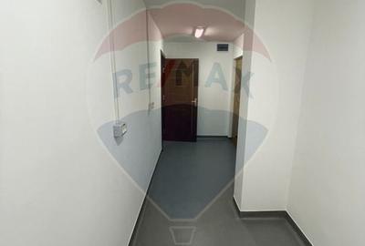 Spațiu comercial, de 43.720001220703 mp, în Central - 9