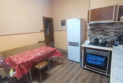 Apartament cu 3 camere semidecomandat în Central - 1