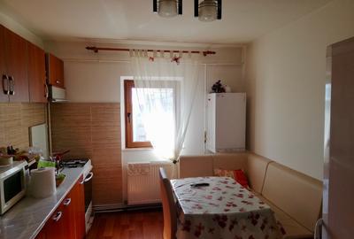 Inchiriez apartament 2 camere Husi centru