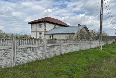 Casă cu Teren 3500 Mp în Rast - 1