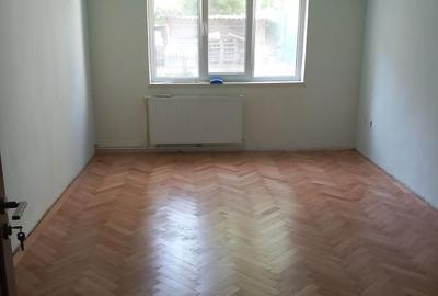Apartament cu 3 camere semidecomandat în Obor