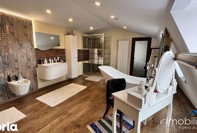 Casă cu 7 camere cu Teren 700 Mp în Petros - 2