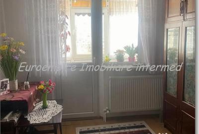 Apartament cu 2 camere semidecomandat în Km 4 - 9