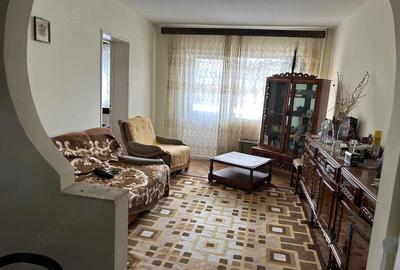 Apartament cu 3 camere decomandat în Petros - 2