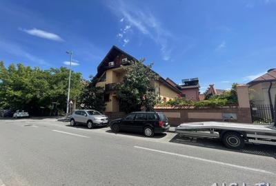 Casă individuală cu 8 camere cu Canalizare în Central - 2