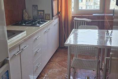 Apartament cu 3 camere decomandat în Runcu
