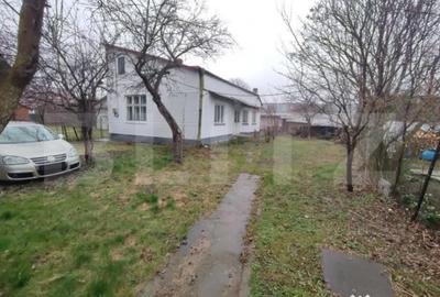 Casă cu 3 camere cu Teren 1500 Mp în Central - 2