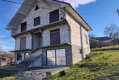 Casa cu etaj si curte - 1