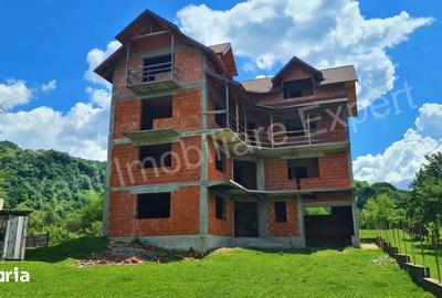 Casă cu Teren 1183 Mp în Corbeni - 2