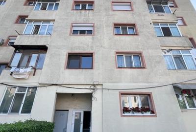 Apartament de vanzare, cu 2 camere decomandat, zona 9 Mai - 7