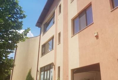 OCAZIE, VAND VILA  DE LUX 860 MP UTILI SI 1230 MP TEREN LANGA LACUL CERNICA
