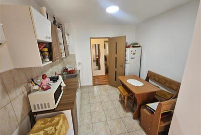 Apartament cu 3 camere decomandat, mobilat în Micro IV - 2