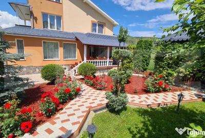 Casă cu 4 camere cu Teren 1200 Mp în Livezeni
