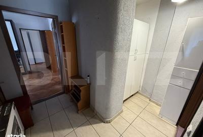 Apartament cu 3 camere semidecomandat în Central - 1