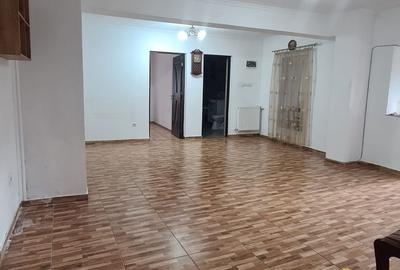 Casă individuală cu 4 camere cu Canalizare în Central - 3