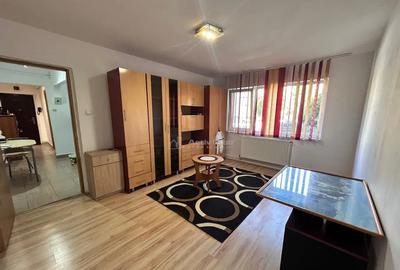 Apartament cu 3 camere semidecomandat, mobilat în Micro III - 1