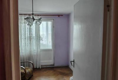 Apartament cu 3 camere decomandat în Astra