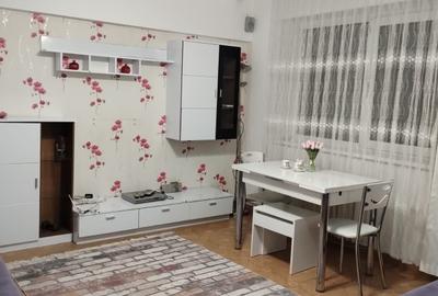 Apartament cu 3 camere semidecomandat, mobilat în Cantemir