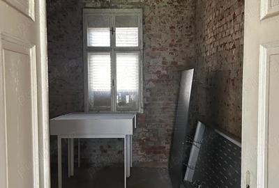 Casă cu Teren 990 Mp în Central - 1