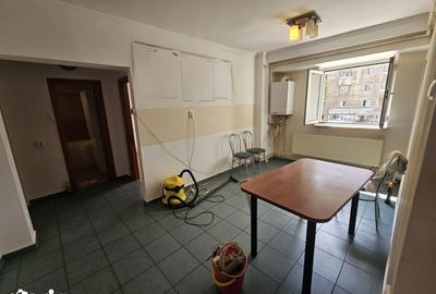 Apartament cu 3 camere decomandat în Craiovei - 3