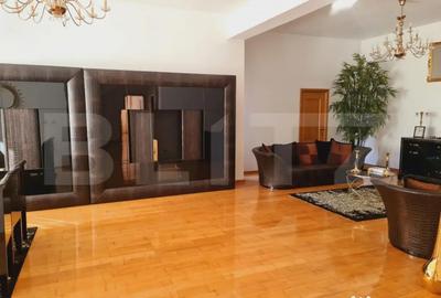 Casă cu 7 camere cu Teren 700 Mp în Central - 3