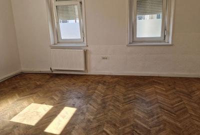Casă cu 4 camere cu Teren 30 Mp în Central - 9
