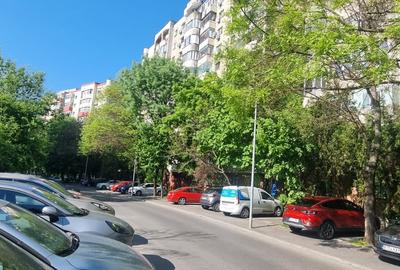 Apartament cu 4 camere semidecomandat, mobilat în Apărătorii Patriei
