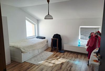 Casă cu 4 camere cu Canalizare în Moșnița Nouă