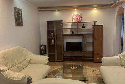Apartament cu 3 camere decomandat, mobilat în Central