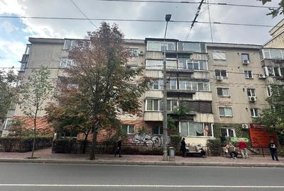 Apartament cu 3 camere decomandat în Dristor