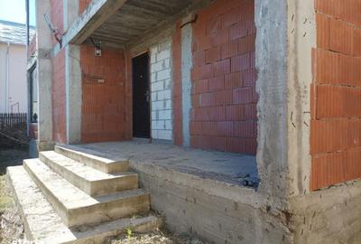 Casă cu 4 camere decomandat în Ghioșești