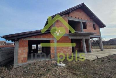 Casă cu Teren 1547 Mp în Sânmihaiu Român