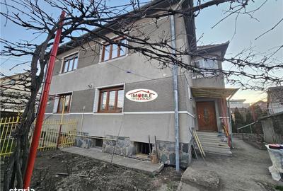 Casă cu 4 camere decomandat cu Teren 250 Mp în Central