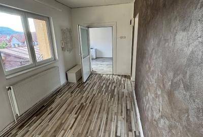 Ofer spre închiriere apartament la casa - 13