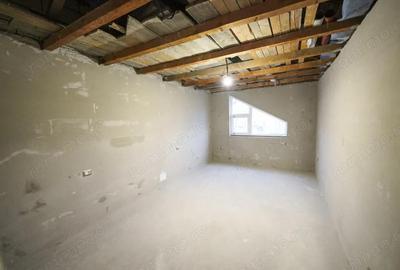 Casă cu 8 camere cu Canalizare în Romanești - 2